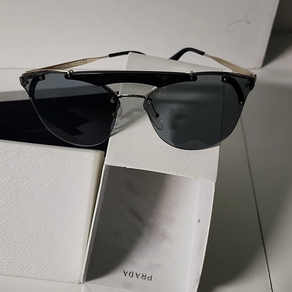 Prada sunglasses - Picture 1 of 4
